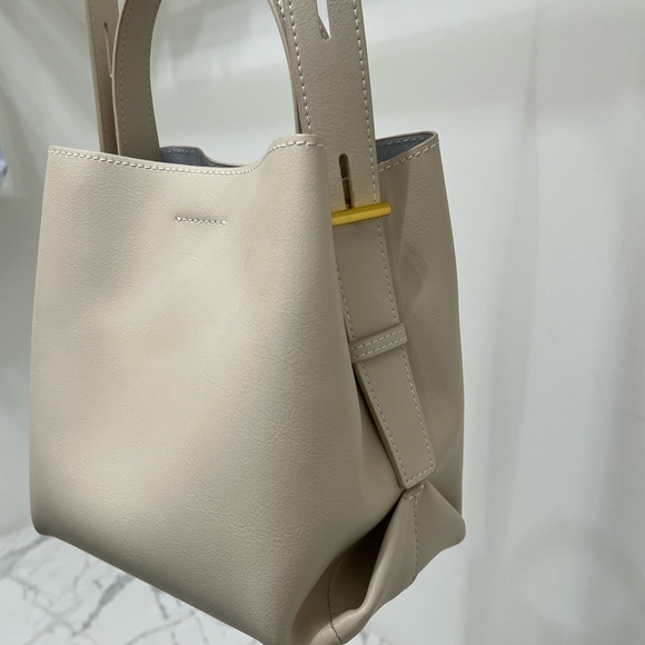 Baginning Genuine Leather Beige Top Hand Minimalist Bucket Bag with Strap NWOT - Picture 10 of 16